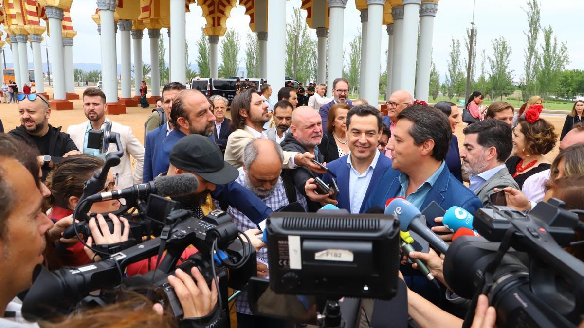 Melé de periodistas en torno al candidato José María Bellido y el presidente andaluz, Juanma Moreno.