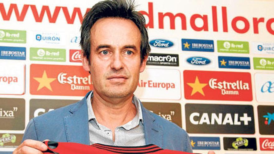 Miquel Soler posa ayer con la camiseta del Mallorca en su presentación.