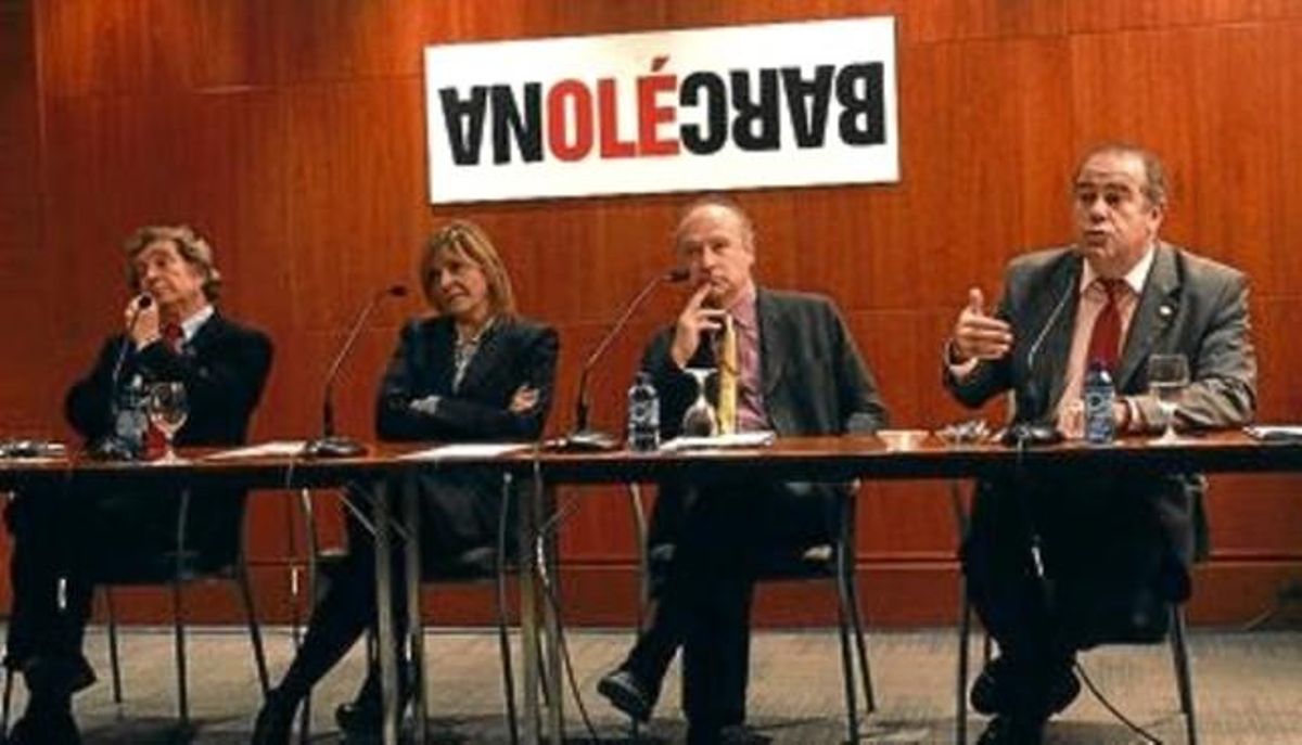 Jaume Josa, Natàlia Molero, Jaume Sisa i Luis Corrales, ahir davant un cartell taurí. Jaume Josa, Natàlia Molero, Jaume Sisa i Luis Corrales, ahir davant un cartell taurí.