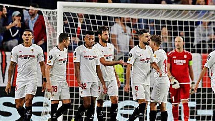 Los sevillistas, tras uno de los tres goles que anotaron ayer en el Pizjuán.