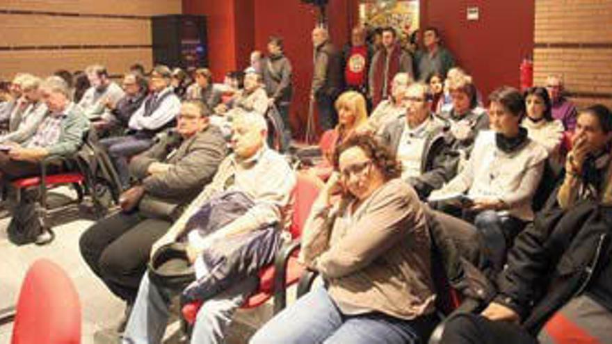 Públic assistent dilluns al vespre al ple de Roses · Rosana Vidal