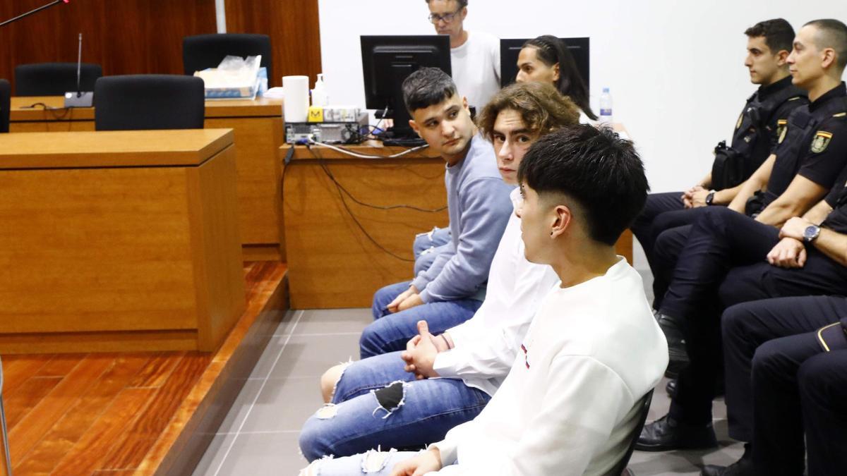 De izquierda a derecha, Delgado Rizo, De Frutos Montañés, González Niño y Valencia Ávalos, este viernes en la Audiencia Provincial de Zaragoza.