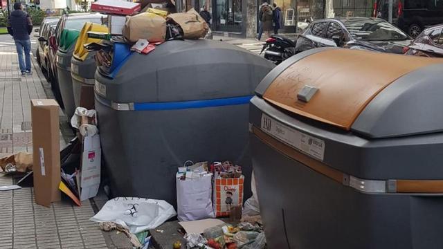 Quejas vecinales por la acumulación de basura en contenedores de la ...