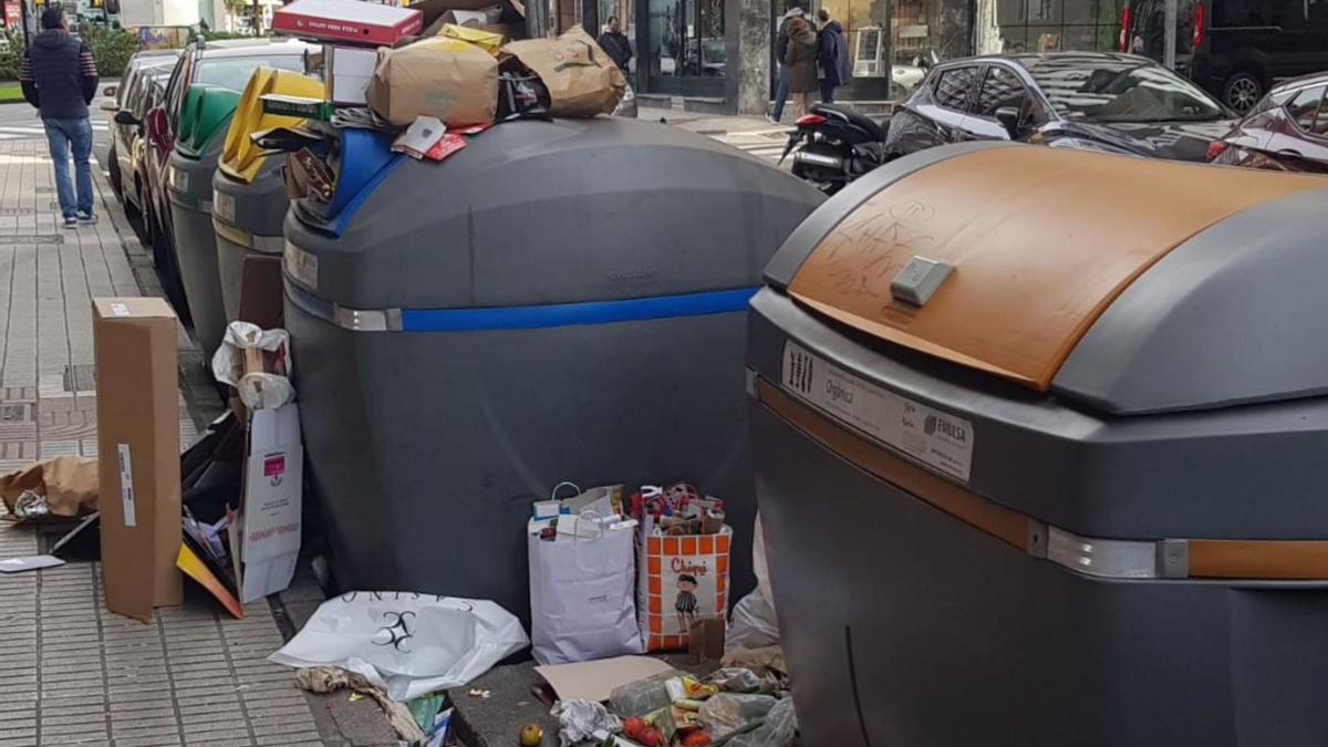 Basura junto a los contenedores de la calle Mieres.