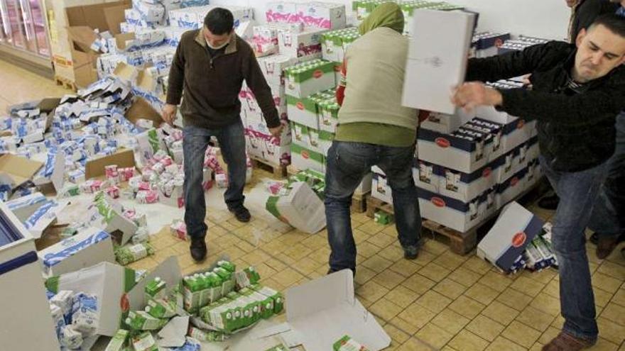 Ganaderos tiran leche en un supermercado durante las protestas de diciembre de 2009. / lavandeira jr