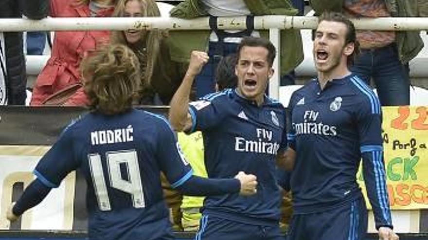 Modric, Lucas Vázquez y Bale celebran el segundo gol del galés contra el Rayo Vallecano.