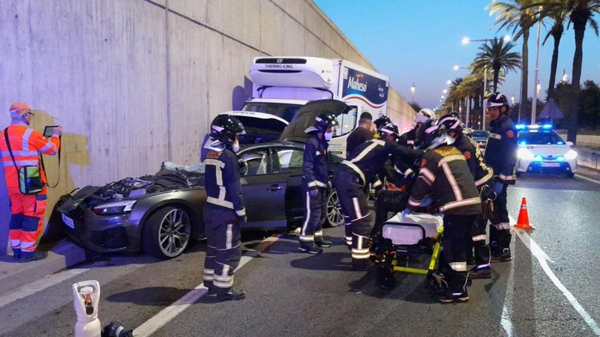 Dos ferits de gravetat en un accident a la Ronda Litoral