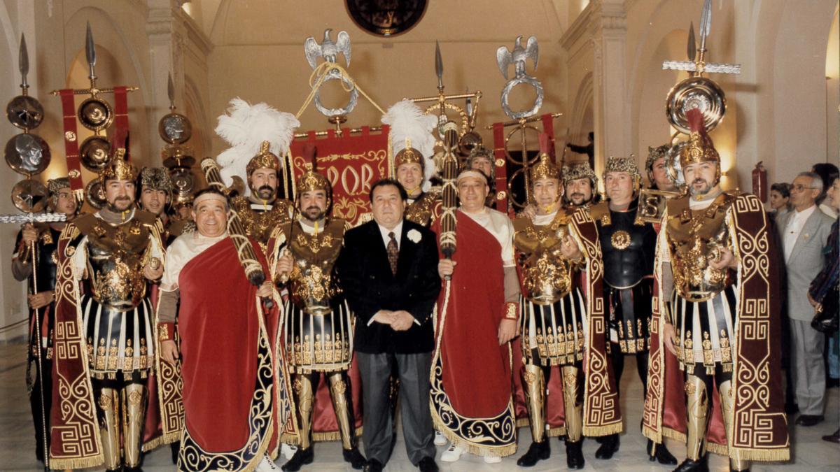 José María Fernández Pallarés (c) junto a miembros de su junta directiva en el estreno de la Infantería Romana. PASO BLANCO