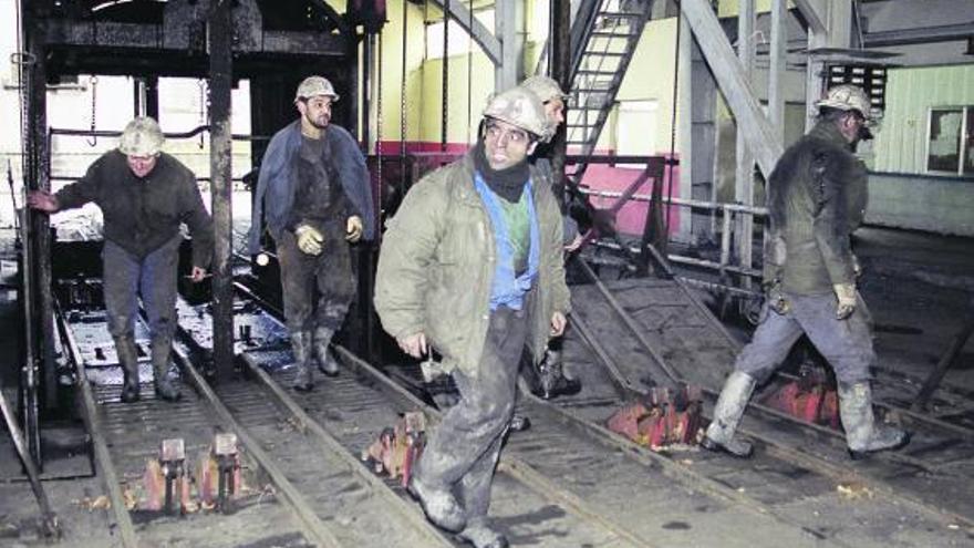 Mineros saliendo de la jaula en un explotación de carbón