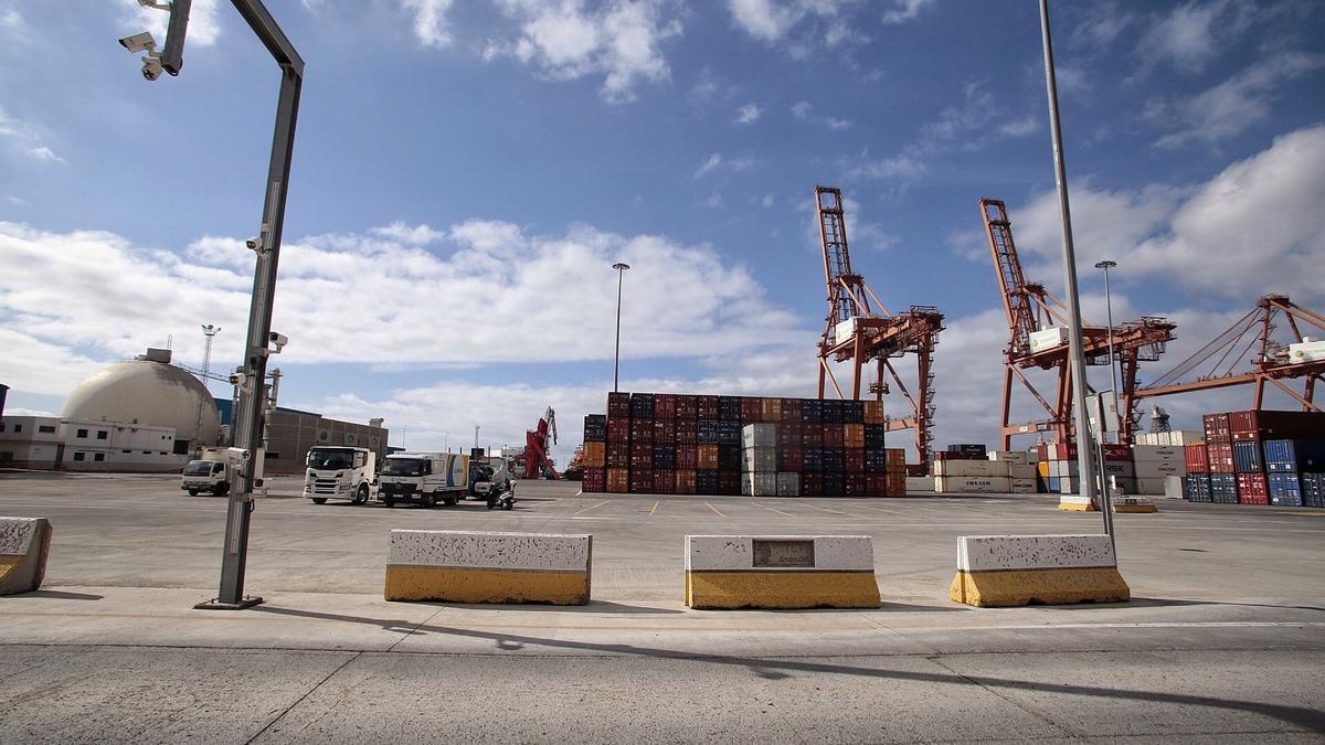 Contenedores de mercancías apilados en las instalaciones del puerto de Santa Cruz de Tenerife.