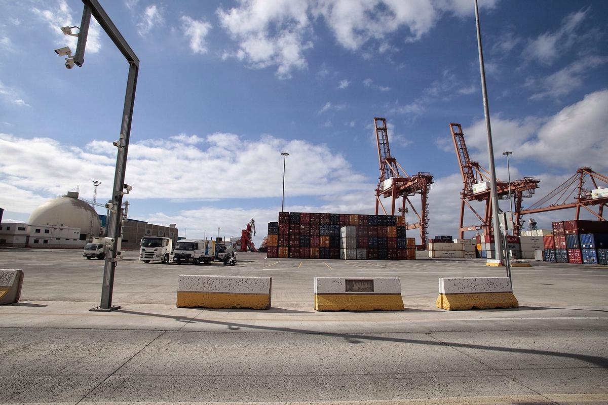 Contenedores de mercancías apilados en las instalaciones del puerto de Santa Cruz de Tenerife.