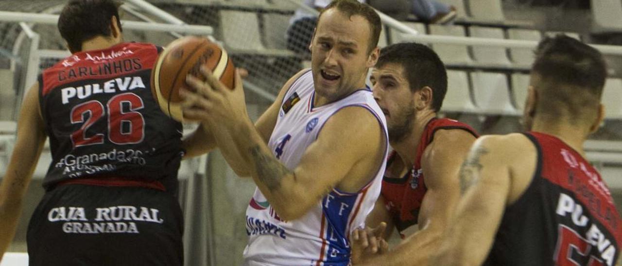 El alero del HLA Alicante Kevin Schmidt, presionado por varios rivales del CB Granada anoche en el Pabellón Pedro Ferrándiz.