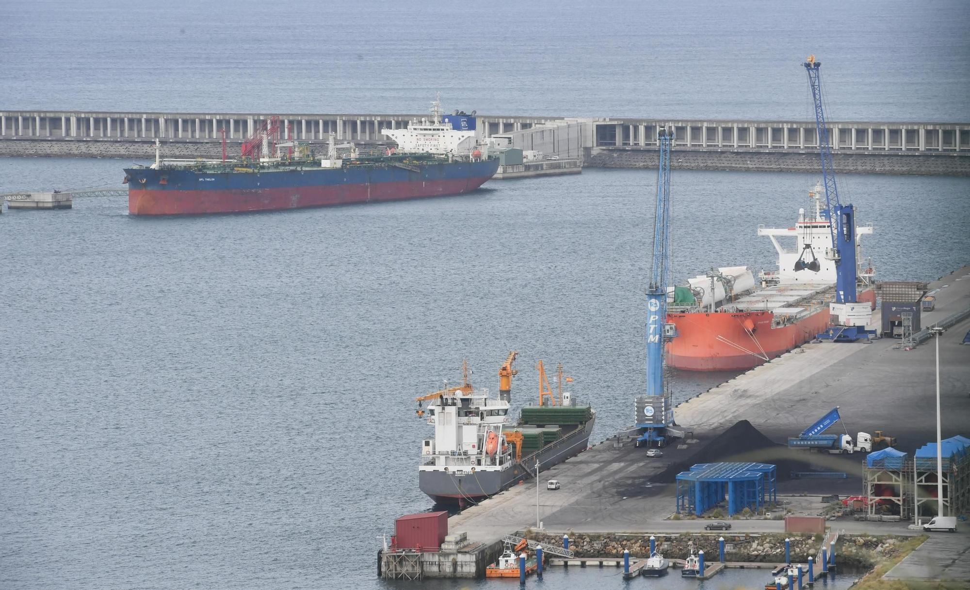 Atraca en el puerto exterior un carguero que navega con propulsión eólica