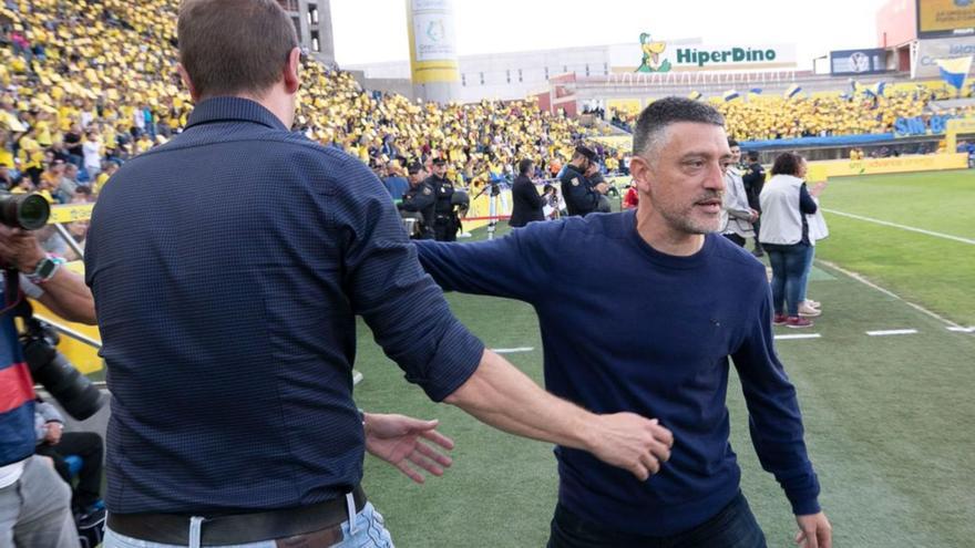 Saludo de Luis Miguel Ramis y García Pimienta antes de comenzar el último derbi en Siete Palmas. | | E.D.