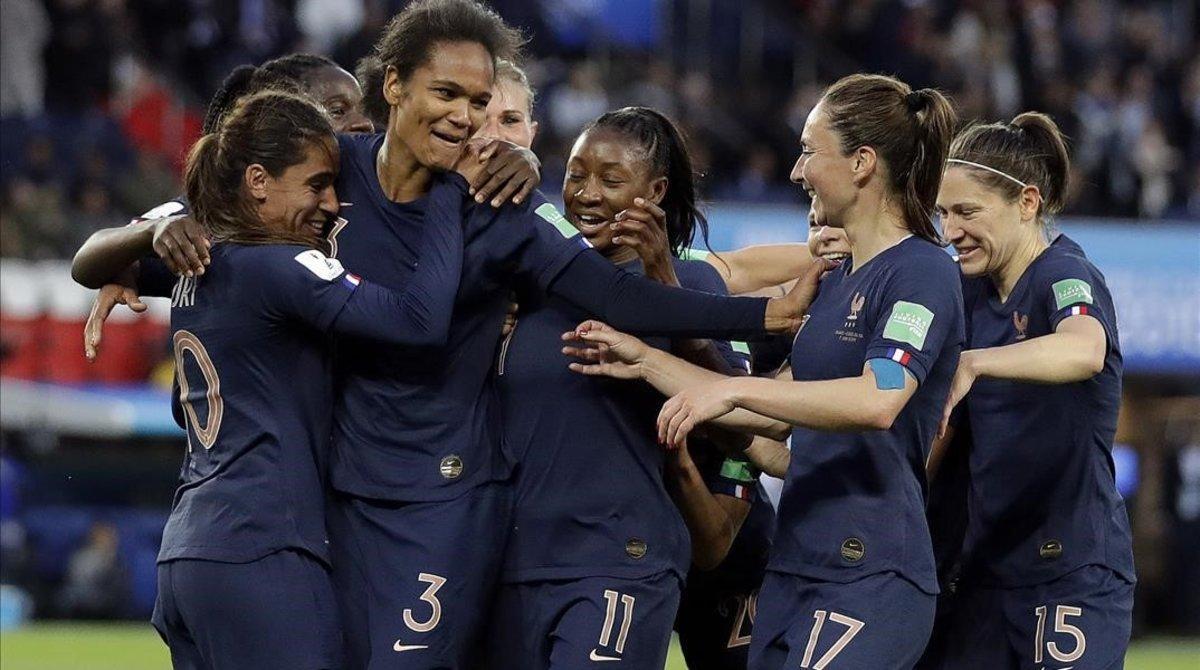 jdomenech48531599 france s wendie renard  second from left  celebrates with te190607224741