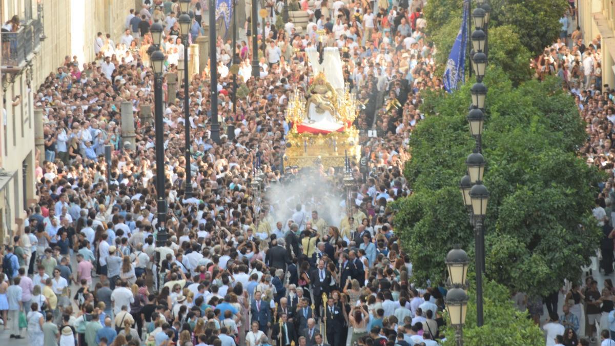 Imagen del regreso a su templo de la procesión extraordinaria de la Piedad del Baratillo, tras su coronación el pasado 14 de septiembre.