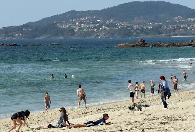 Vigo da la bienvenida a la primavera con un día de playa