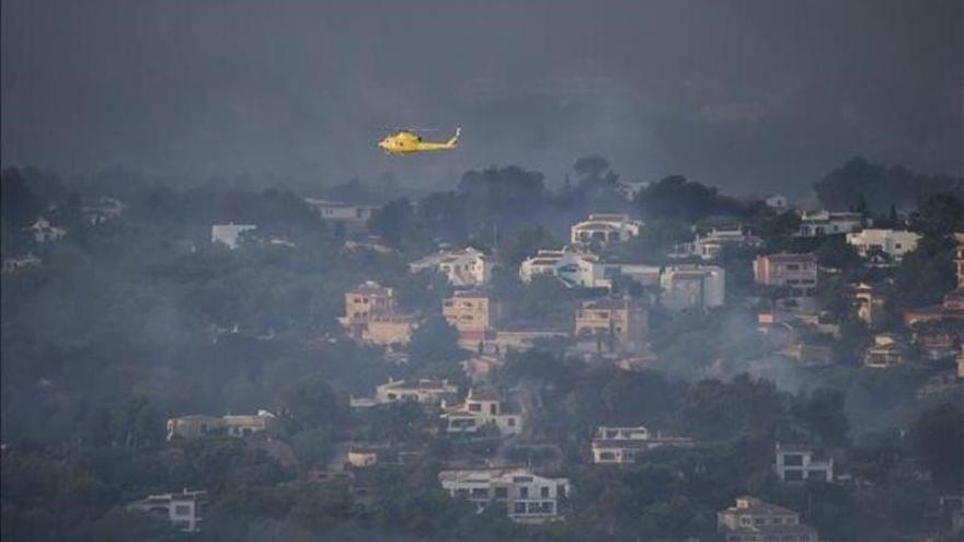 Más de un millar de desalojados por un incendio en Jàvea