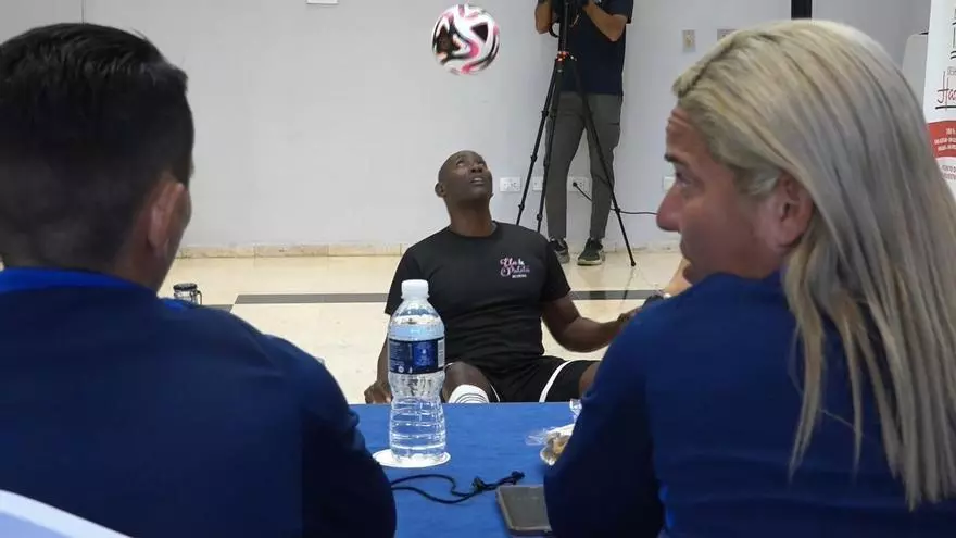 El cubano Erick Hernández rompe otro de sus récords de dominio del balón con la cabeza