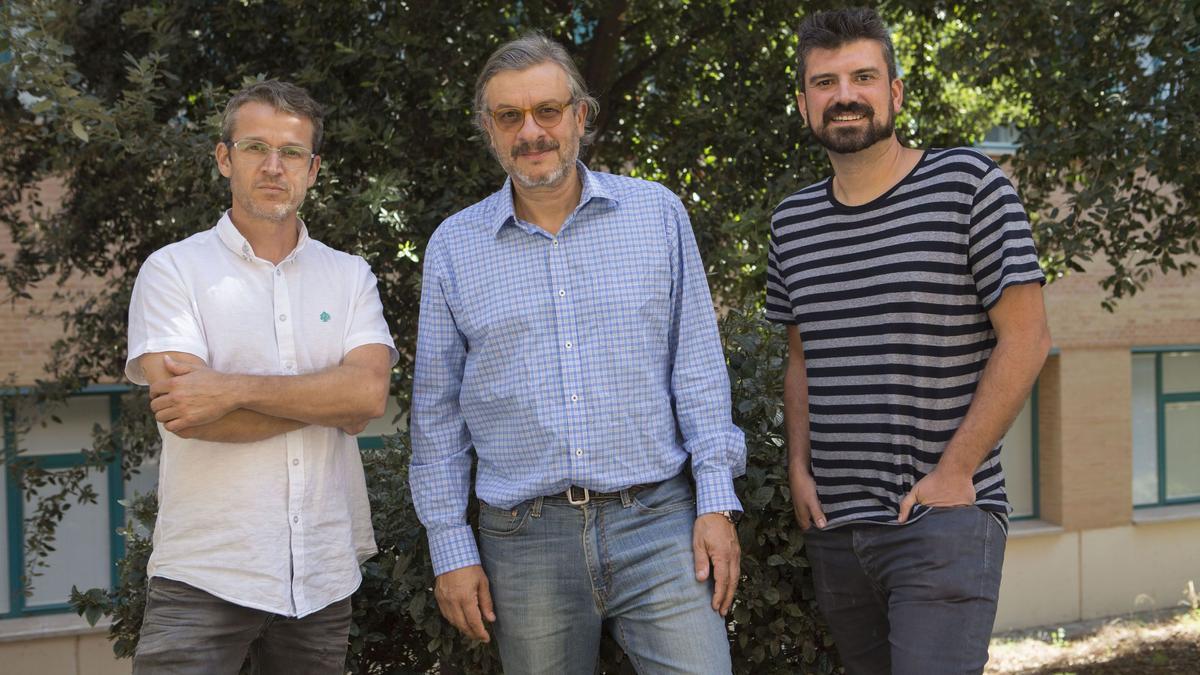 Juan Bisquert (centro) e Iván Mora-Seró (derecha), junto a Víctor Flors.