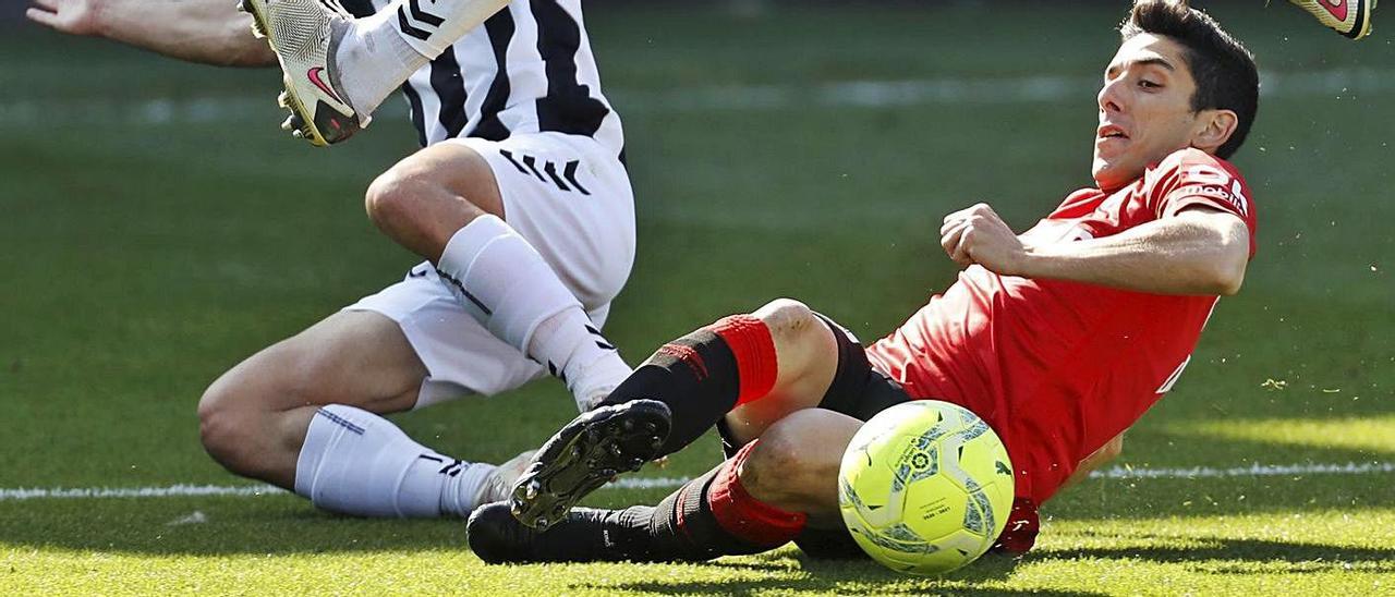 Fran Gámez rebaña el balón ante dos jugadores del Castellón en el duelo de ayer.