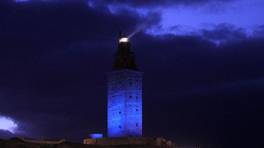 La Torre de Hércules, iluminada de azul. / C.Pardellas