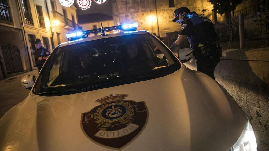 Rocambolesco suceso en Oviedo: Una pareja se pelea en la calle, destrozan un coche a golpes y acaban detenidos con kilo y medio de marihuana