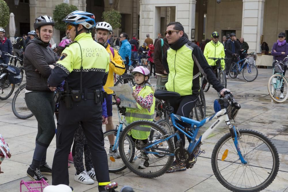 200 ciclistas exigen frente al Ayuntamiento una vía verde en La Cantera.