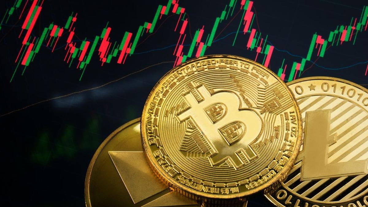 Representación de Bitcoin, Ethereum y Litecoin junto a unas velas japonesas de índices de precios e inversión.