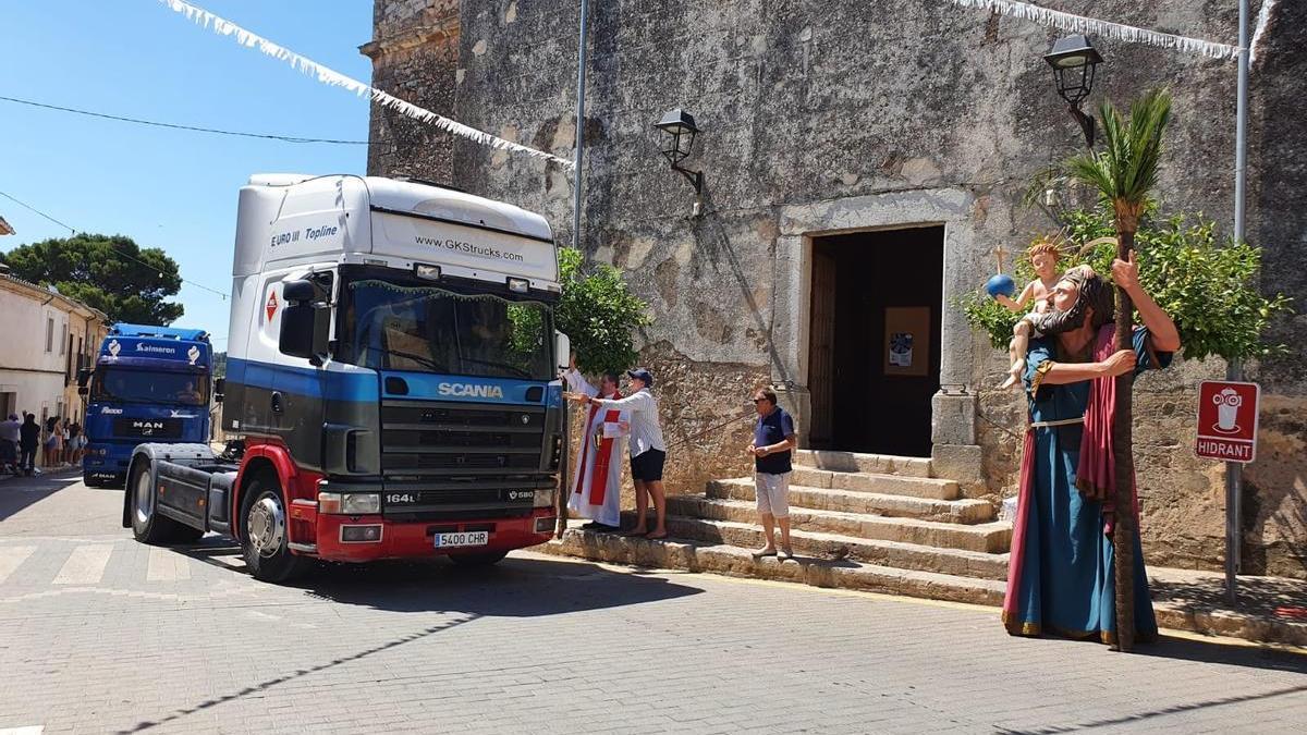 Motores y bocinazos en honor a Sant Cristòfol