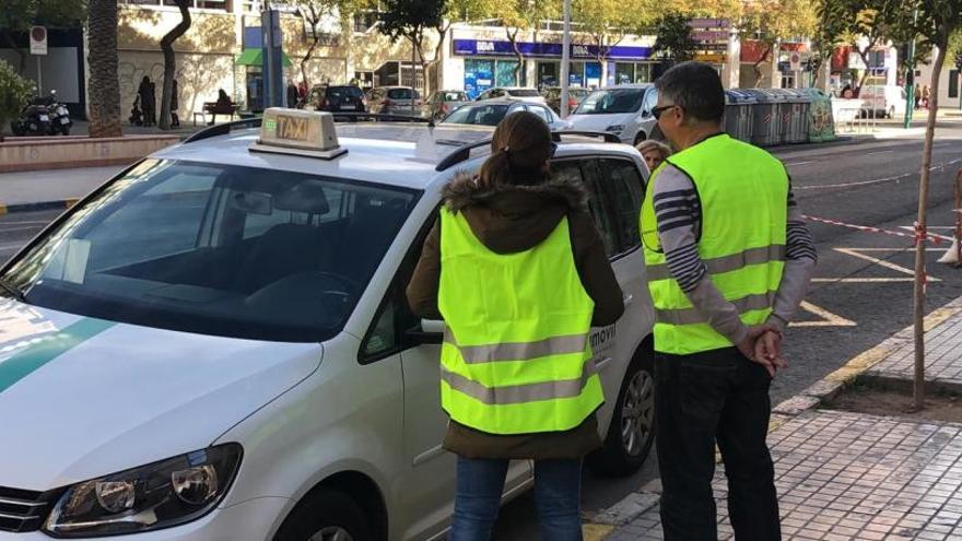 Taxistas en el centro de Elche con chalecos amarillos