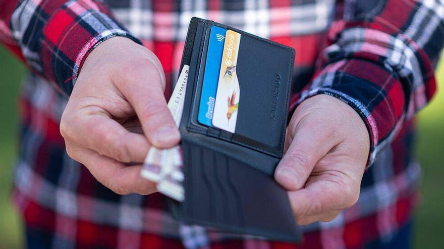 Alerta de la Guardia Civil: prohibido llevar esta tarjeta en la cartera a partir de ahora
