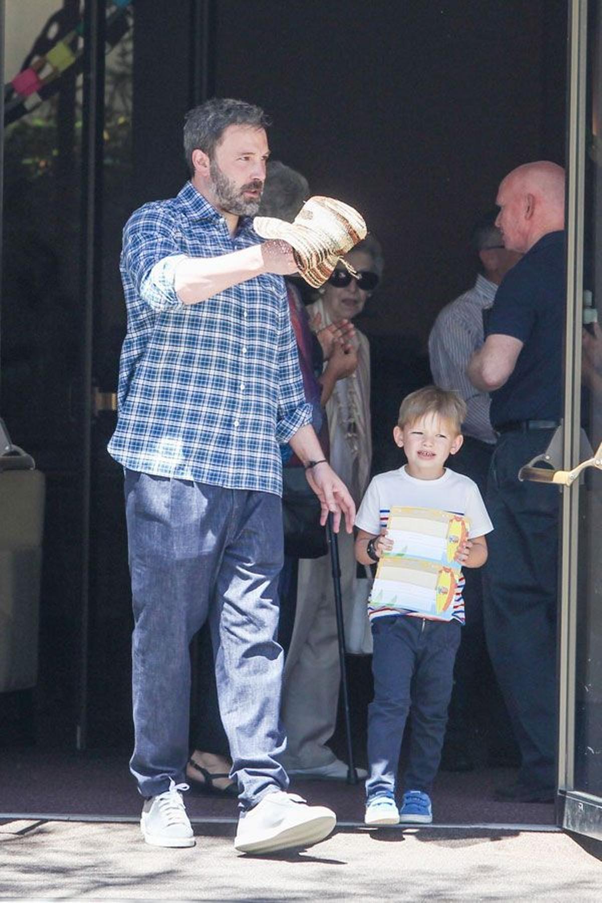 Ben Affleck junto a su hijo pequeño