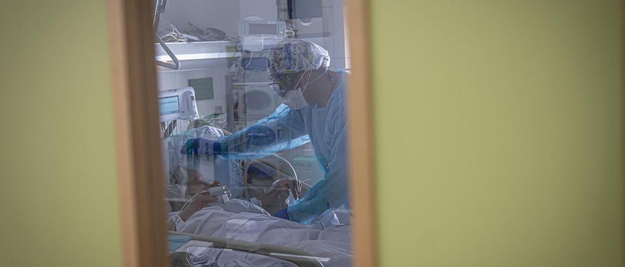 Una sanitaria del Hospital Clínic de Barcelona atiende a un enfermo durante la pandemia de covid-19.