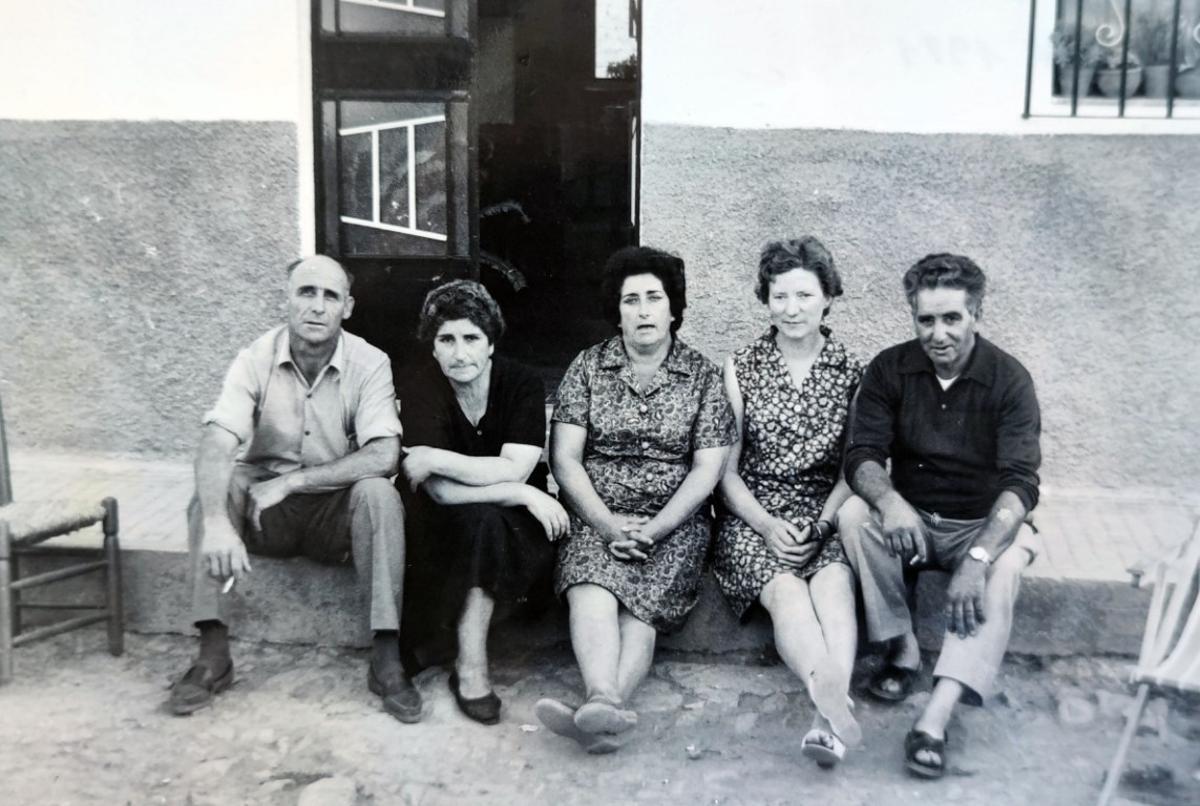 Juan López (derecha) con su mujer y familiares en Jimena de la Frontera en 1971, la primera vez que pudo volver a su pueblo desde 1936.