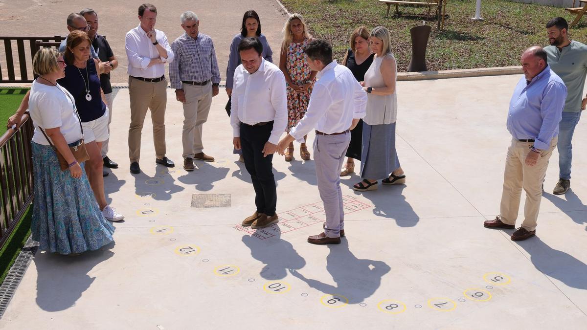 Otra imagen del recorrido de las autoridades a las instalaciones del nuevo colegio de Moró.