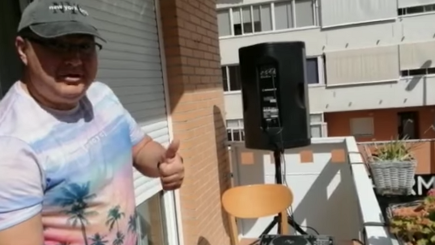 Fran Rosique, el ilicitano que se ha hecho viral tras poner música en su balcón durante el confinamiento