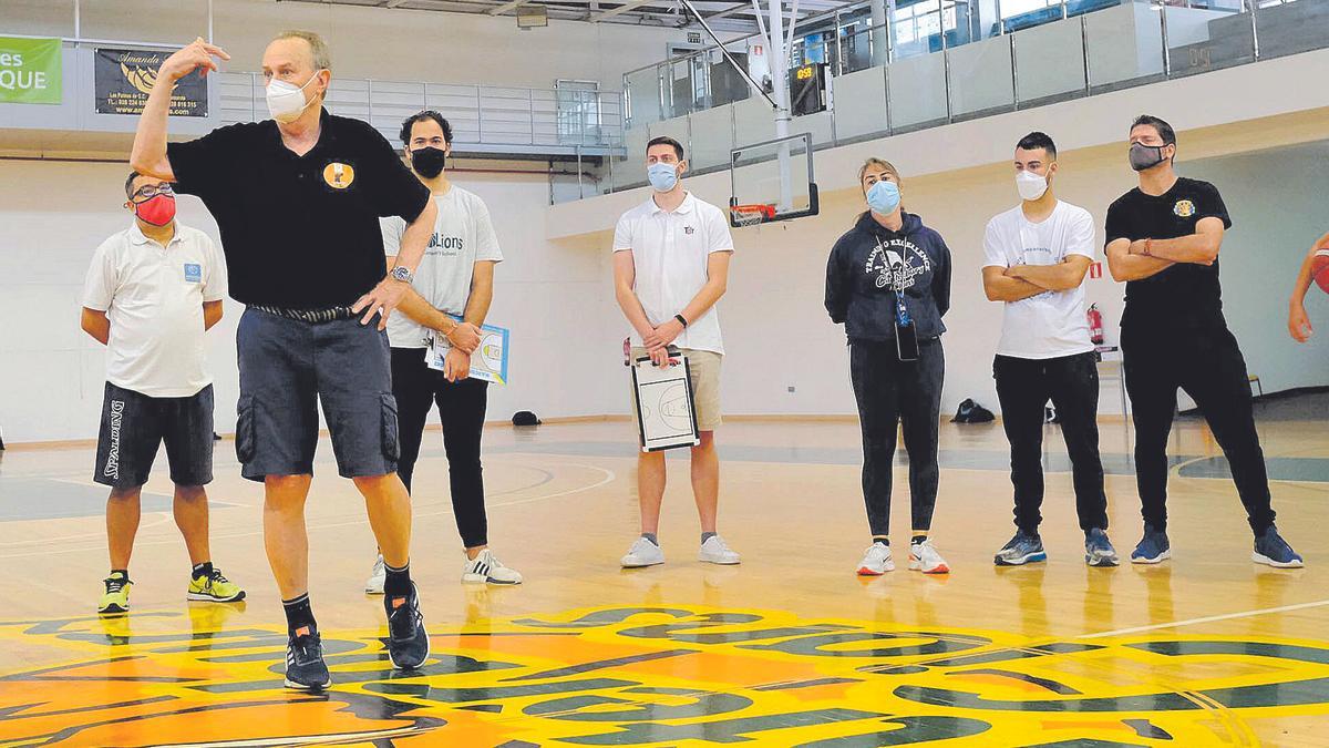 Aíto García Reneses, en primer plano, durante el campus que celebra el Canterbury, junto a una serie de entrenadores de la cadena de filiales del colegio.