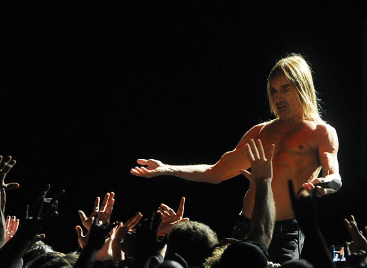 Iggy Pop, durant una actuació amb la seva banda, The Stooges, l’1 de desembre, a Los Angeles.