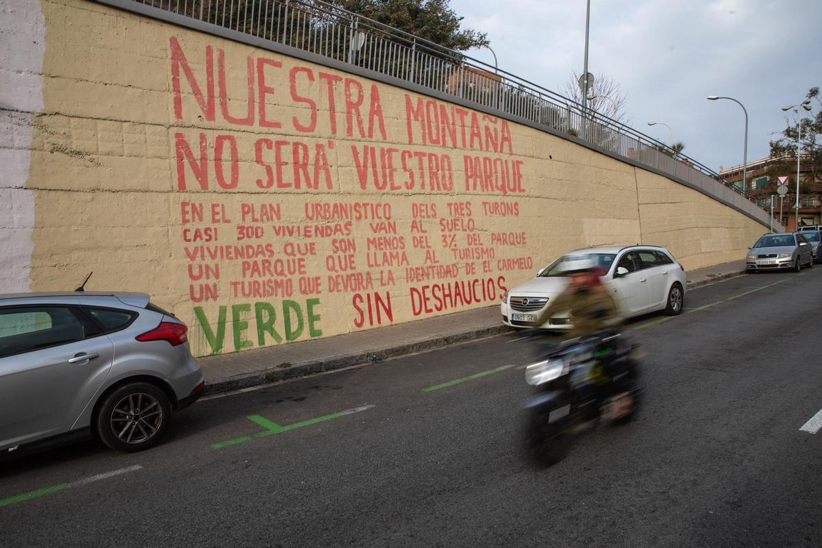 Un missatge crític amb Colau es cola en el grafiti del tauró del Carmel Un missatge crític amb Colau es cola en el grafiti del tauró del Carmel