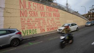 Un missatge crític amb Colau es cola en el grafiti del tauró del Carmel