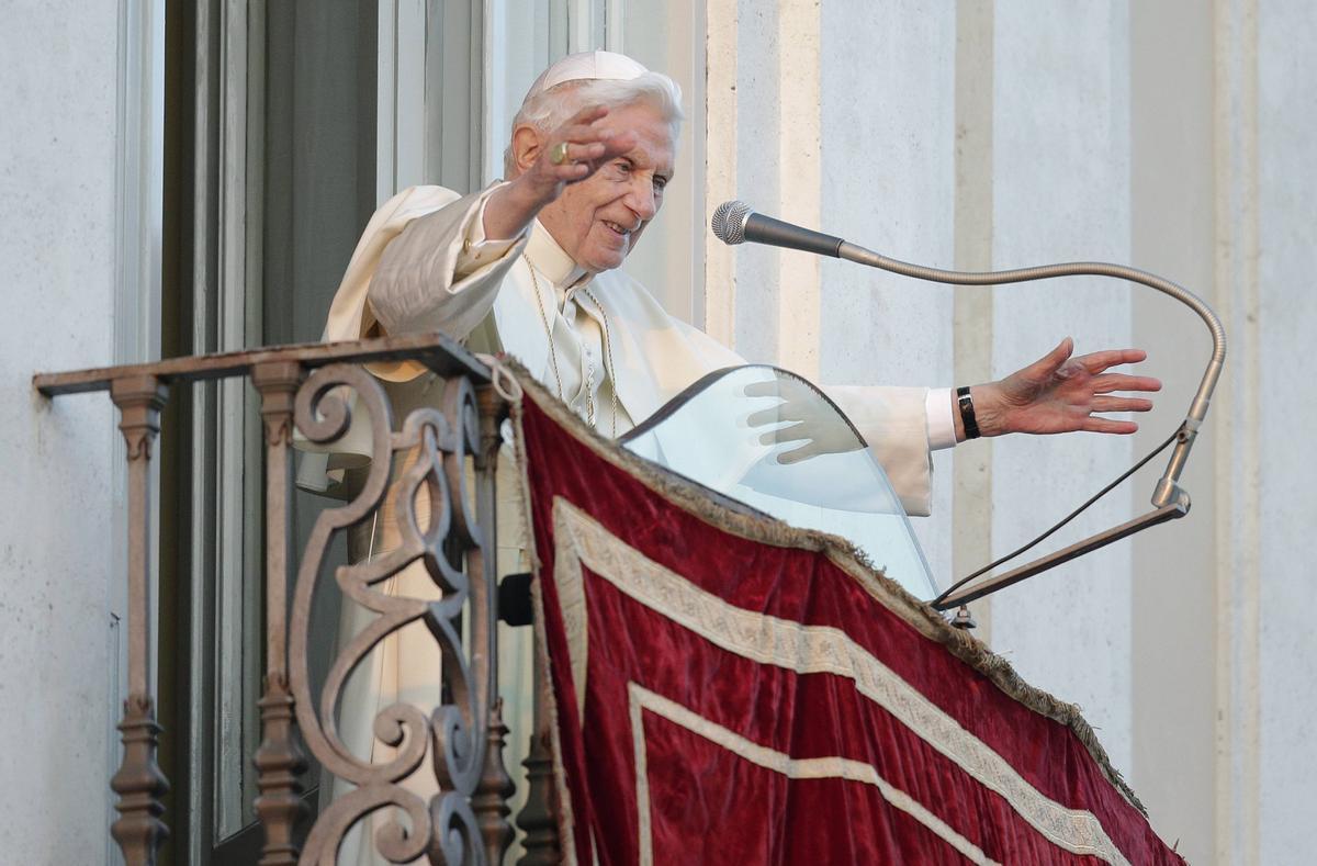 El papa Benedicto XVI saluda en su última aparición en el balcón de su residencia de verano en Castelgandolfo, el 28 de febrero del 2013.