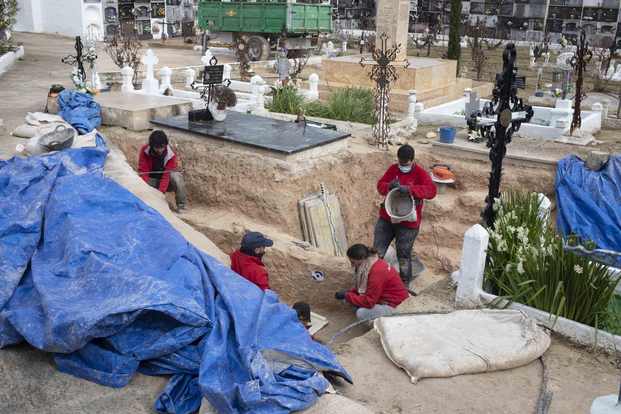 Encuentran los cuerpos de cuatro de los nueve represaliados junto a la tumba del primer fascista de España