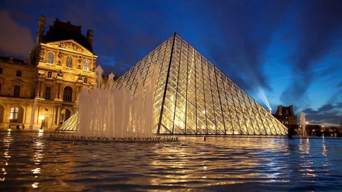 La pirámide del Louvre cumple 30 años.