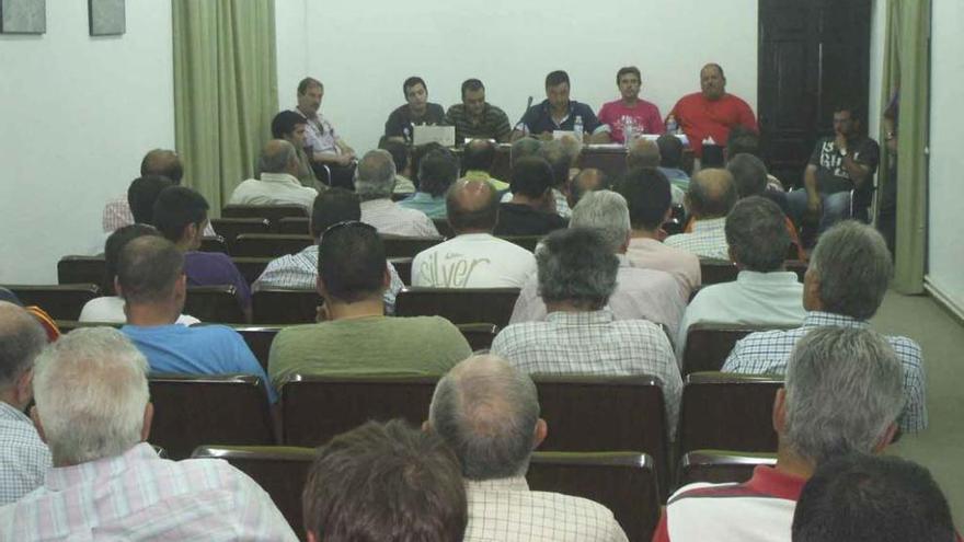 Socios del club cinegético toresano en una asamblea general celebrada en la Casa de Cultura. Foto