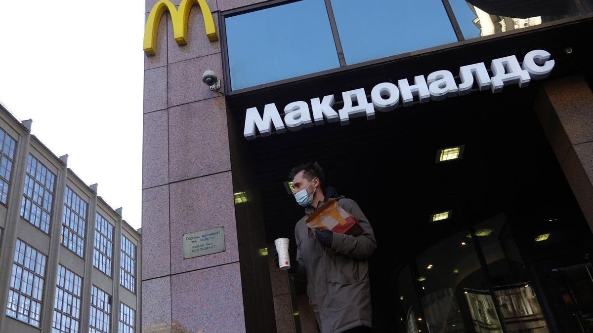 Un hombre sale de un McDonald’s de Moscú antes de que la compañía se uniera al boicot empresarial y traspasara todos sus restaurantes en el país.