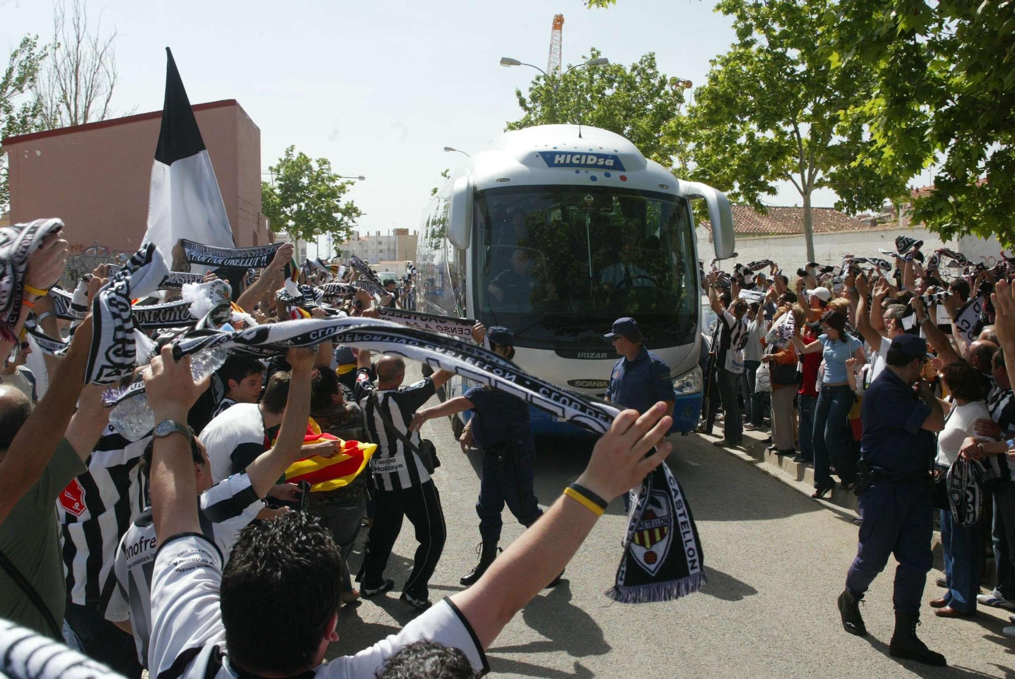 Así fue el multitudinario desplazamiento a Albacete de la afición del Castellón en 2006