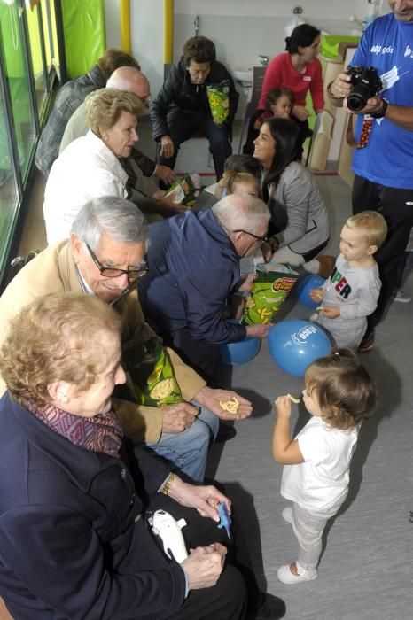 Visita de pacientes con alzheimer de Afaco a la escuela infantil de Os Rosales