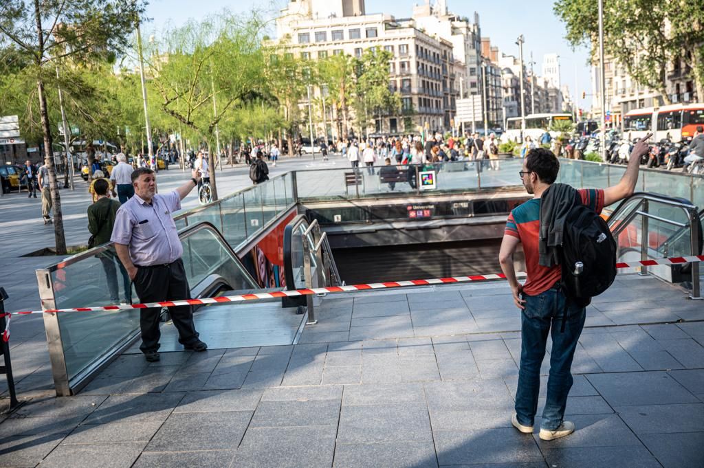 Acceso cerrado al metro de plaza Universitat este martes durante una protesta antifascista