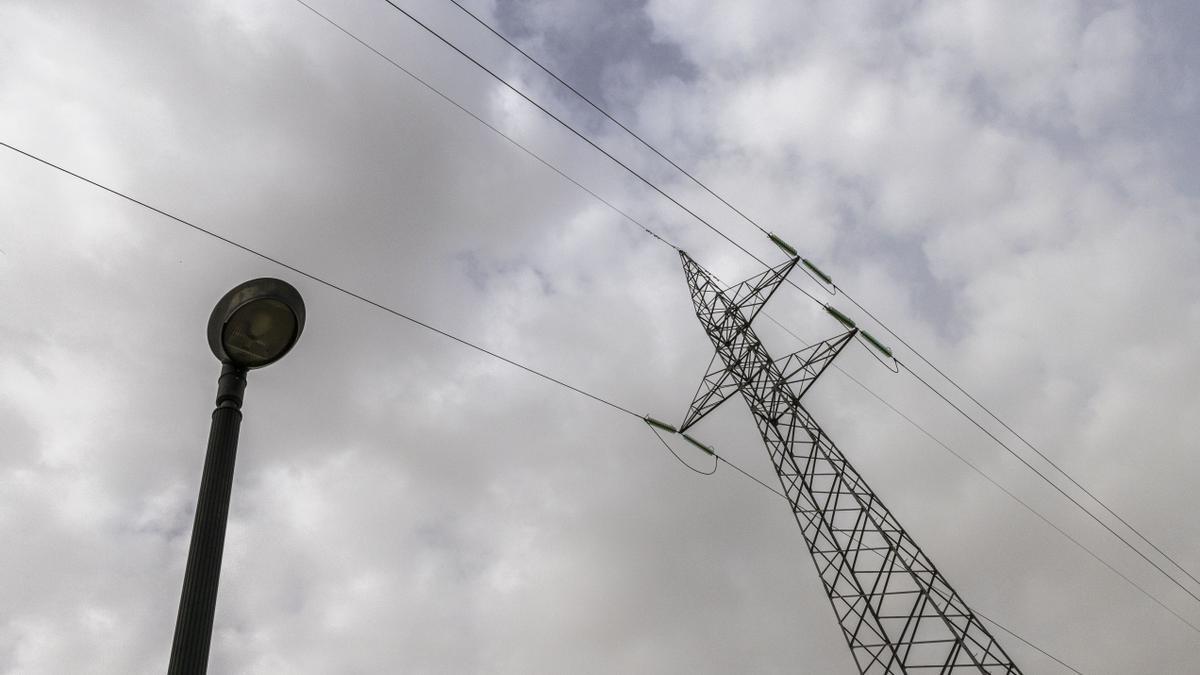 El precio de la luz baja este domingo de los 200 euros.